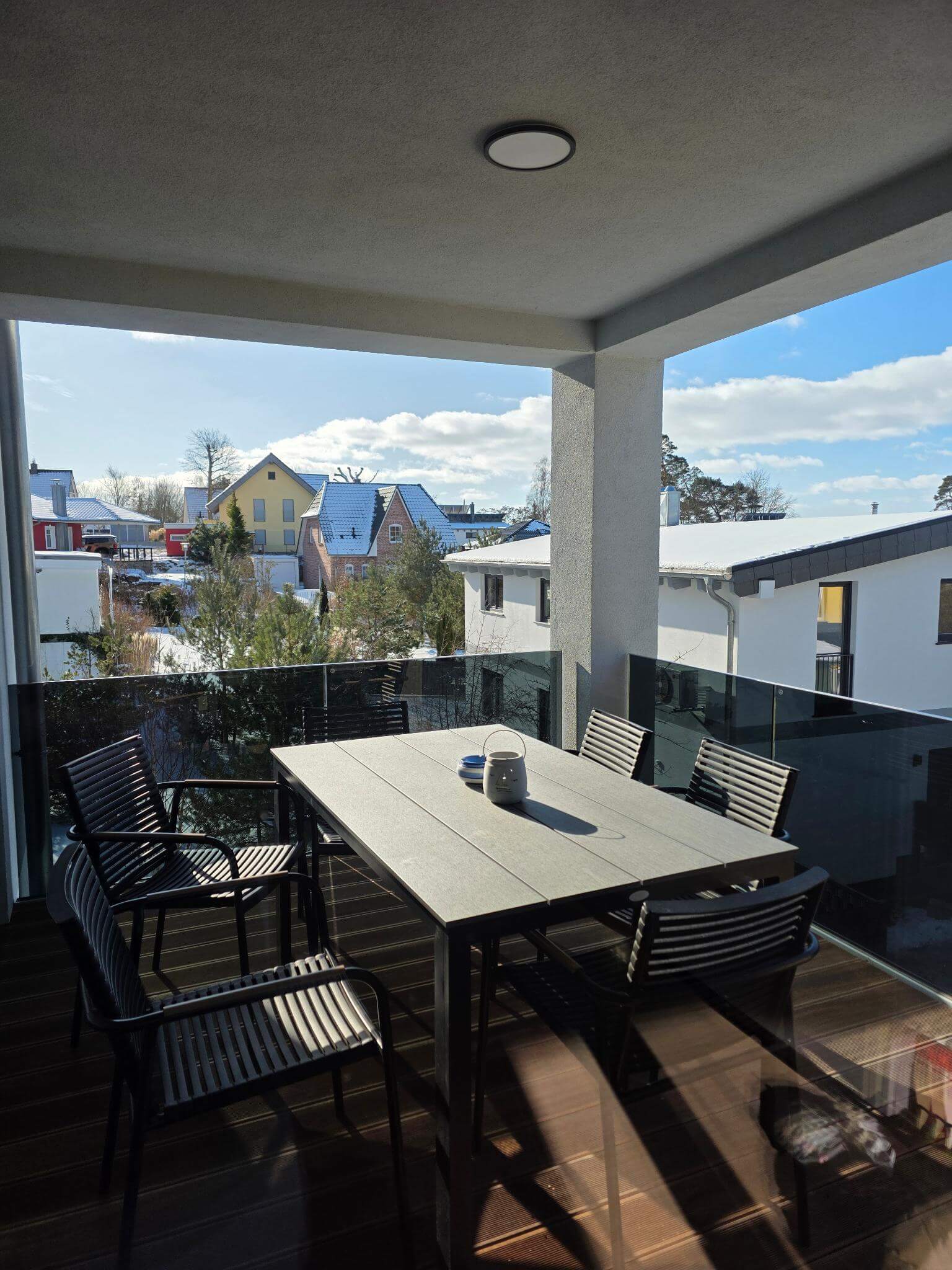 Balkon mit Gartenmöbeln