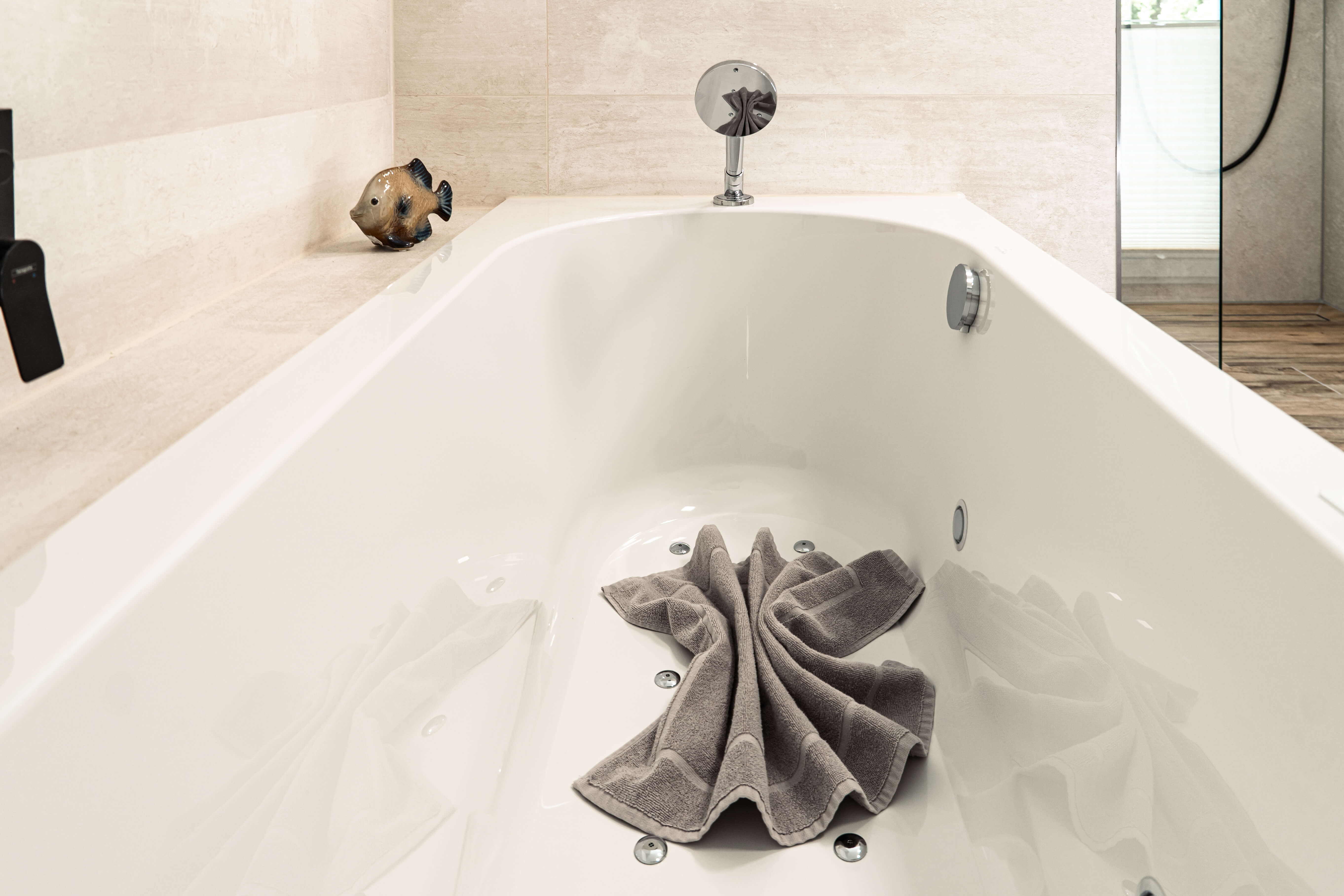 Whirlpool-Badewanne in Badezimmer 1