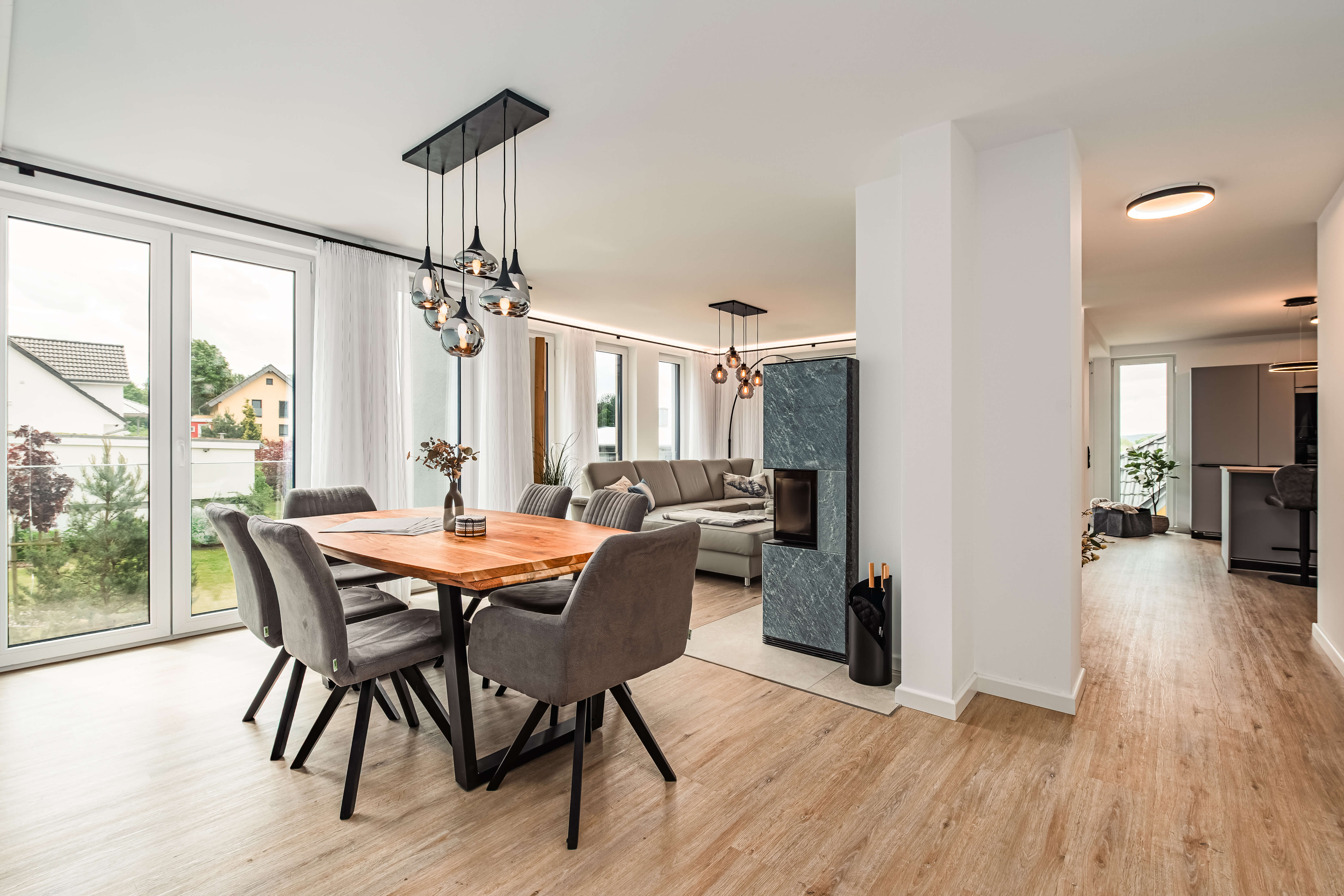 Essbereich, Wohnzimmer und Küche im Überblick